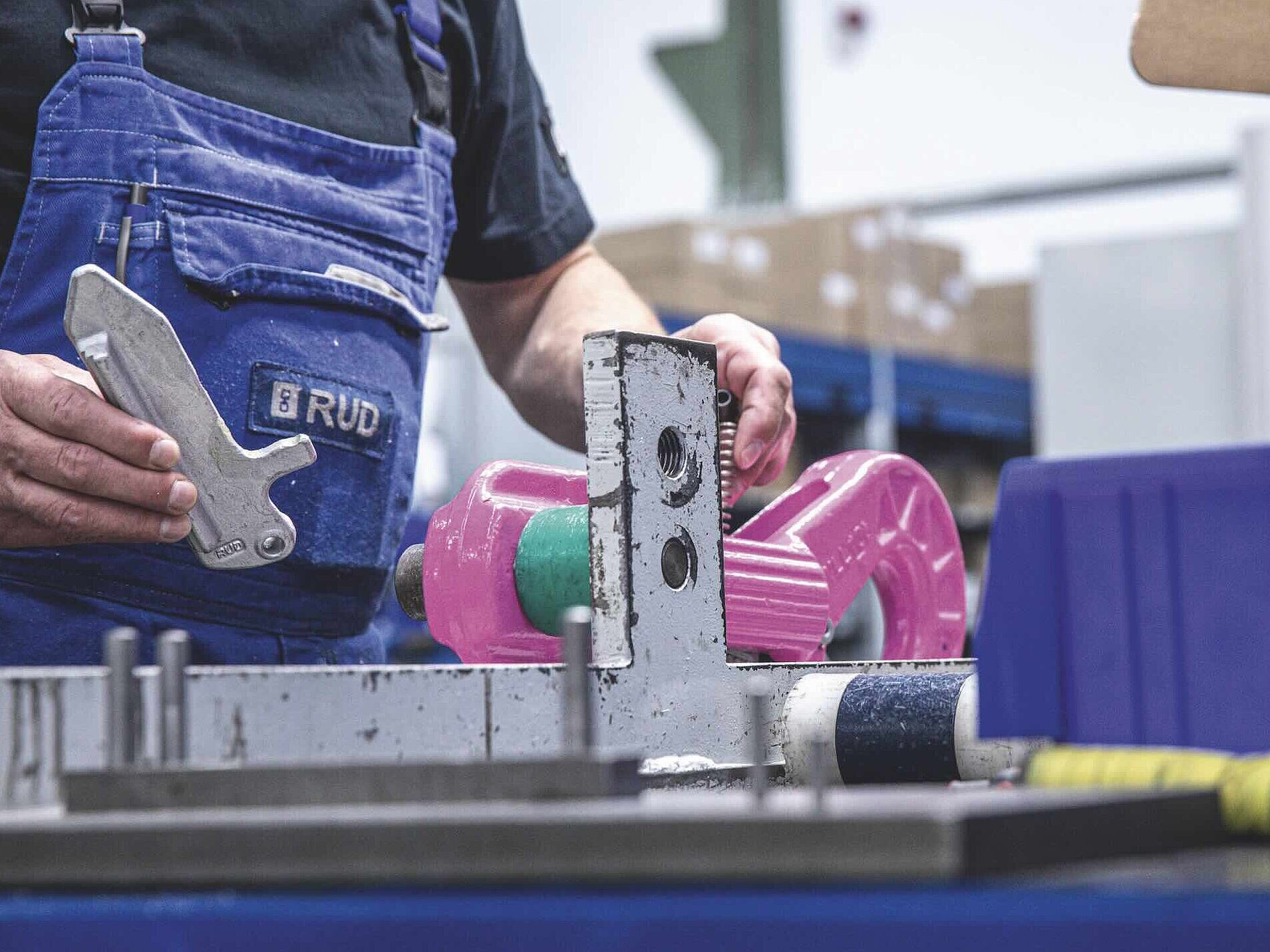 RUD Mitarbeiter in der Fertigung eines Produktes
